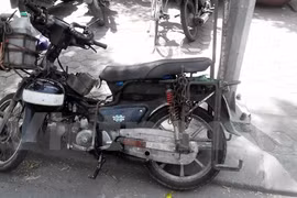 Xe máy “hết đát” vẫn là “cần câu cơm” của một số bộ phận dân lao động, người nghèo. (Ảnh: Việt Hùng/Vietnam+)