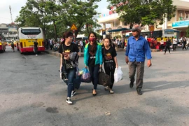Lượng người vẫn tiếp tục hành trình trở về thủ đô sau kỳ nghỉ kéo dài. (Ảnh: Việt Hùng/Vietnam+)