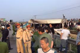 Hiện trường vụ tai nạn chiều 4/2 tại đường ngang dân sinh trên đường sắt Bắc-Nam thuộc địa bàn huyện Vụ Bản, tỉnh Nam Định. (Ảnh: Văn Đạt/TTXVN)