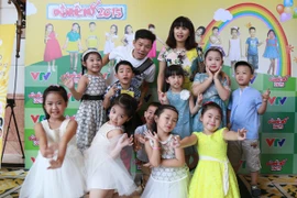 Những gương mặt xuất sắc bước vào vòng chung kết Đồ Rê Mí 2015 nhí nhảnh tạo dáng cùng thầy cô hướng dẫn. (Ảnh: BTC)