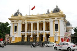 Nhà hát Lớn Hà Nội đang dần được khoác lên mình ‘màu áo’ mới. (Ảnh: Lê Doãn Đức/Vietnam+)