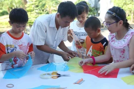 Học sinh học cách làm diều. (Ảnh minh họa: TTXVN)