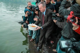 Đại sứ Hoa Kỳ tại Việt Nam thả cá tiễn chân ông Công ông Táo 