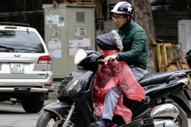 [Photo] Người Hà Nội co ro trong thời tiết lạnh như cắt