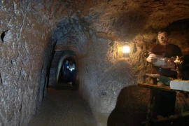 Trong lòng địa đạo Vịnh Mốc. (Ảnh: TTXVN)