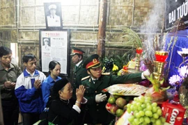 Người dân dâng hương tưởng nhớ Đại tướng Võ Nguyên Giáp tại tại Khu di tích lịch sử Bộ tổng Tư lệnh Quân đội nhân dân Việt Nam (xã Bảo Linh, huyện Định Hóa, Thái Nguyên). (Ảnh: Thu Hằng/TTXVN)