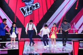 Các giám khảo học vũ điệu “xoắn quẩy” của cậu bé Đức Mạnh. (Ảnh: BTC)