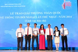 Các tác giả đoạt giải Nhất Giải thưởng toàn quốc về thông tin đối ngoại lần thứ nhất. (Ảnh: Vietnam+)