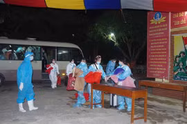 Công dân làm thủ tục vào Cơ sở cách ly. (Ảnh minh họa: Đinh Tuấn/TTXVN)