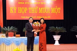 Ông Nguyễn Mạnh Tuấn (trái), Chánh Văn phòng Tỉnh ủy Tuyên Quang được bầu giữ chức Phó Chủ tịch UBND tỉnh Tuyên Quang. (Ảnh Quang Cường/TTXVN)