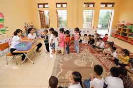 Các em được uống sữa miễn phí liên tiếp trong 3 tháng nhằm tăng cường chế độ dinh dưỡng, hỗ trợ nâng cao sức khỏe và sức đề kháng. (Ảnh: Thanh Tùng/TTXVN)
