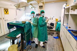 Giáo sư Clive May và nhà nghiên cứu Yugeesh Lankadeva. (Nguồn: abc.net.au)