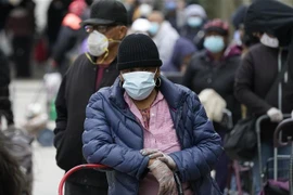 Người dân xếp hàng nhận thực phẩm cứu trợ trong bối cảnh đại dịch COVID-19 tại New York, Mỹ ngày 18/5/2020. (Ảnh: AFP/TTXVN)