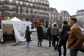 Người dân xếp hàng bên ngoài một điểm xét nghiệm COVID-19 tại Paris, Pháp, ngày 16/12/2020. (Ảnh: THX/TTXVN)