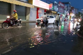 Triều cường ngập tuyến đường Nguyễn Đình Chiểu, Phường 1, thành phố Bến Tre tối 16/11. (Ảnh: Thu Hiền/TTXVN)