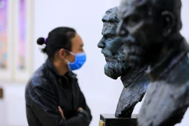  Khách tham quan triển lãm. (Ảnh: Thành Đạt/TTXVN)