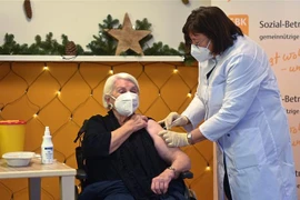 Tiêm vắcxin ngừa COVID-19 cho một cụ bà tại Cologne, Đức ngày 27/12/2020. (Ảnh: AFP/TTXVN)