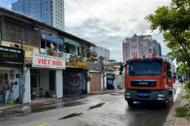 Lực lượng cứu hỏa có mặt kịp thời dập tắt đám cháy. (Ảnh: Thành Chung/TTXVN)