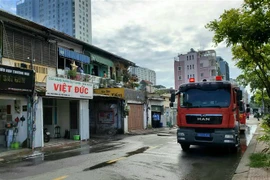 Lực lượng cứu hỏa có mặt kịp thời dập tắt đám cháy. (Ảnh: Thành Chung/TTXVN)