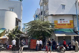 Hẻm Lô E, Lò Gốm (Phường 7, Quận 6) bị phong tỏa do có bệnh nhân mắc COVID-19 sinh sống. Ảnh: Đinh Hằng - TTXVN