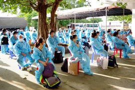 Tiếp nhận và cách ly tập trung 117 công dân trở về Việt Nam. (Ảnh: TTXVN)