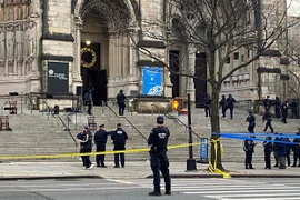 Cảnh sát phong tỏa hiện trường vụ nổ súng bên ngoài nhà thờ Thánh John ở New York, Mỹ ngày 13/12/2020. (Ảnh: AFP/TTXVN)