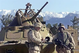 Binh sỹ Mỹ tại căn cứ không quân Bagram, phía bắc thủ đô Kabul, Afghanistan, ngày 8/12/2001. (Ảnh: AFP/TTXVN)