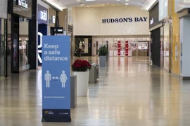 Bảng nhắc nhở người dân thực hiện giãn cách xã hội phòng lây nhiễm COVID-19 tại trung tâm thương mại ở Mississauga, Ontario, Canada ngày 28/11/2020. (Ảnh: THX/ TTXVN)