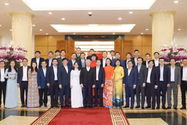 Thường trực Ban Bí thư Trần Quốc Vượng với các thầy thuốc trẻ Việt Nam tiêu biểu. (Ảnh: Phương Hoa/TTXVN)