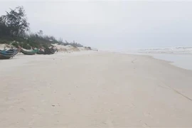 Bờ biển xã Ngư Thủy, huyện Lệ Thủy, Quảng Bình. (Ảnh: TTXVN phát)