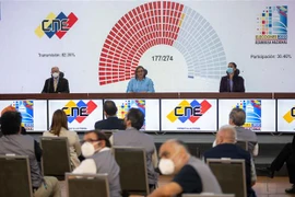 Chủ tịch Hội đồng Bầu cử Quốc gia Venezuela Indira Alfonzo (giữa) công bố kết quả chính thức cuộc bầu cử Quốc hội, tại Caracas ngày 7/12/2020. (Ảnh: THX/TTXVN)