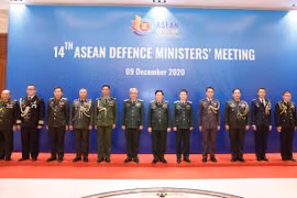 Đại tướng Ngô Xuân Lịch, Ủy viên Bộ Chính trị, Phó bí thư Quân ủy Trung ương, Bộ trưởng Quốc phòng Việt Nam với Tùy viên Quốc phòng các nước ASEAN tham dự hội nghị. (Ảnh: Dương Giang/TTXVN)
