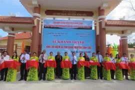 Các đại biểu cắt băng khánh thành Khu lưu niệm cụ Phó bảng Nguyễn Sinh Sắc tại Bến Tre. (Ảnh: Huỳnh Phúc Hậu/TTXVN)