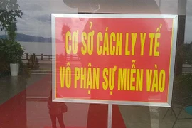 Một cơ sở cách ly có thu phí tại thành phố Nha Trang để bảng chỉ dẫn an toàn hướng dẫn cho người dân và du khách không đi vào khu vực cấm. (Ảnh: Thanh Vân/TTXVN)