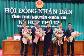 Đồng chí Nguyễn Thanh Hải, Bí thư Tỉnh ủy Thái Nguyên tặng hoa chúc mừng các đồng chí lãnh đạo chủ chốt của HĐND và UBND tỉnh mới được bầu. (Ảnh: Hoàng Nguyên/TTXVN)