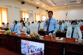 Bí thư Tỉnh ủy Cà Mau Nguyễn Tiến Hải phát biểu thảo luận ý kiến tại kỳ họp thứ 15 Hội đồng nhân dân tỉnh Cà Mau khóa IX. (Ảnh: Kim Há/TTXVN)