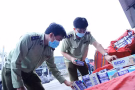 Lượng chức năng tiến hành kiểm kê số lượng thuốc lá ngoại nhập lậu trước khi tiêu hủy. (Ảnh: Thanh Tân/TTXVN)