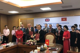 Bộ trưởng Phùng Xuân Nhạ và ông ông Ed Vaizey ký kết hợp tác. (Ảnh: Đại sứ quán Anh)