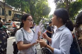 Thí sinh trao đổi bài sau giờ thi tại điểm thi Trung học phổ thông Trần Phú, Hà Nội, trong kỳ thi Tuyển sinh vào lớp 10 năm 2019. (Ảnh: Phạm Mai/Vietnam+)