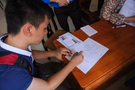 Thi sinh làm hồ sơ xét tuyển đại học. (Ảnh: Minh Sơn/Vietnam+)
