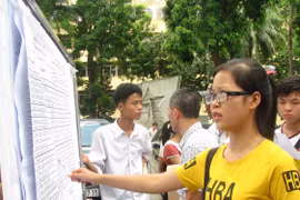 Thí sinh tra cứu điểm chuẩn của Trường Đại học Kinh tế quốc dân. (Ảnh: Phạm Mai/Vietnam+)