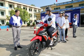 Các em học sinh được hướng dẫn kỹ năng sử dụng, lái xe an toàn. (Ảnh: PV/Vietnam+)