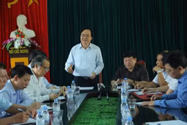 Bộ trưởng Bộ Giáo dục và Đào tạo Phùng Xuân Nhạ làm việc với lãnh đạo tỉnh Hưng Yên về tình trạng bạo lực học đường. (Ảnh: CTV/Vietnam+)