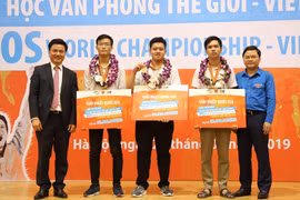 Ban tổ chức Cuộc thi trao giải cho ba quán quân Quốc gia. (Ảnh: PV/Vietnam+)