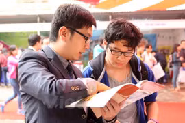 Học sinh, phụ huynh tìm hiểu thông tin về các chương trình du học. (Ảnh minh họa: PV/Vietnam+)