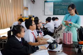 Giờ dạy môn Lịch sử của cô và trò trường Trần Đại Nghĩa, Thành phố Hồ Chí Minh. (Ảnh: Hoàng Hải/Vietnam+)