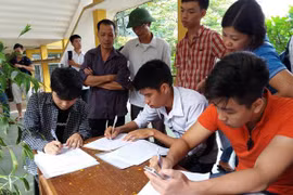 Thí sinh làm hồ sơ xét tuyển vào Đại học Bách khoa Hà Nội. (Ảnh: Phạm Mai/Vietnam+)
