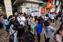 Thí sinh Hà Nội vui vẻ rời trường thi vào lớp 10 năm học 2019-2020. (Ảnh: PV/Vietnam+)