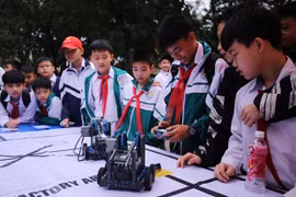 Học sinh trải nghiệm giáo dục STEM. (Ảnh: TTXVN)
