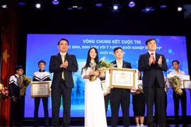 Các học sinh Trường Trung học phổ thông Phan Đình Phùng nhận giải nhất ở khối trung học phổ thông trong cuộc thi Học sinh, sinh viên với ý tưởng khởi nghiệp năm 2018. (Ảnh: Thanh Tùng/Vietnam+)